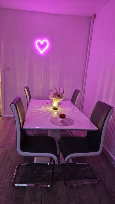 Lovely City Home + Free Parking Manchester Ngoại thất bức ảnh